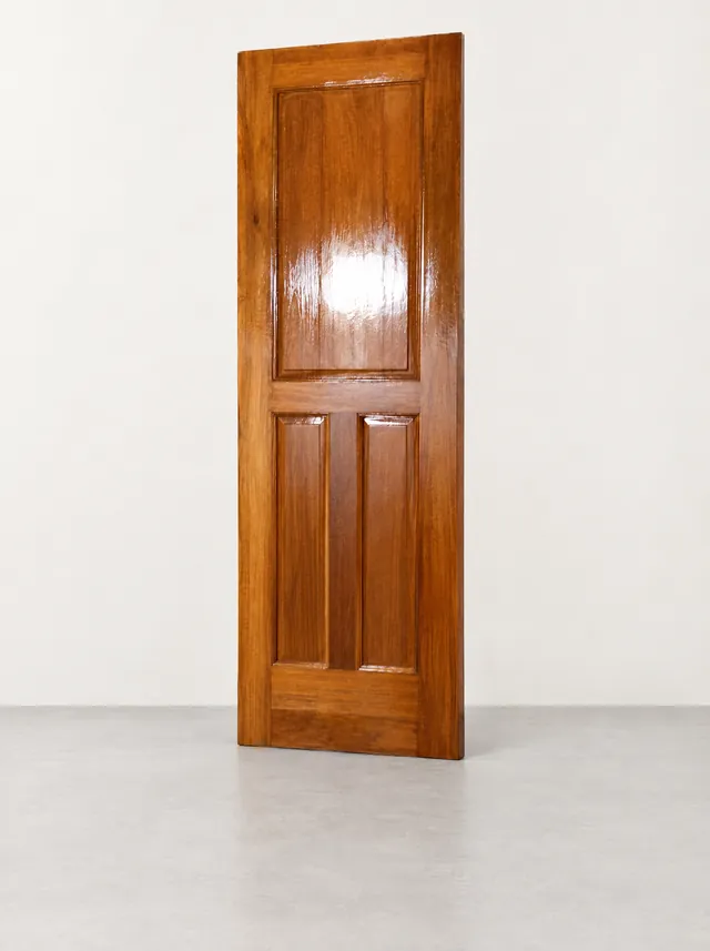 Pintu kayu solid berpanel dengan finishing mengilap
