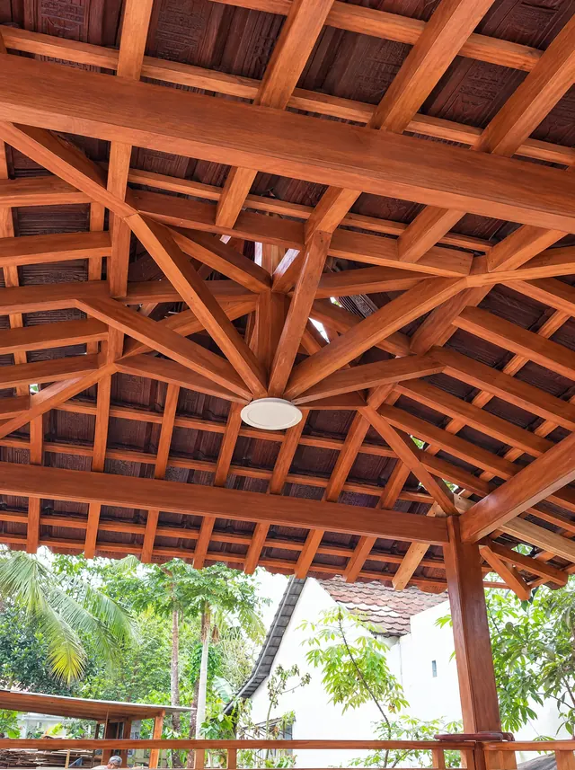 Rangka atap gazebo dari dalam dengan kasau kayu dan lampu