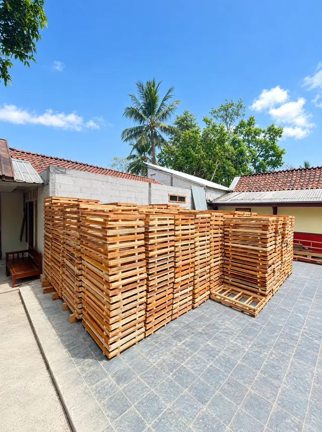 Tumpukan tinggi nampan arang dari kayu, pesanan partai untuk perusahaan arang
